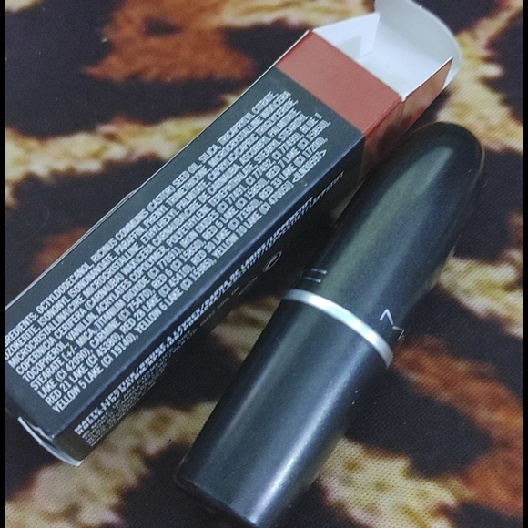 MAC matte lipstick in 602 Chili - Picture 3 of 7